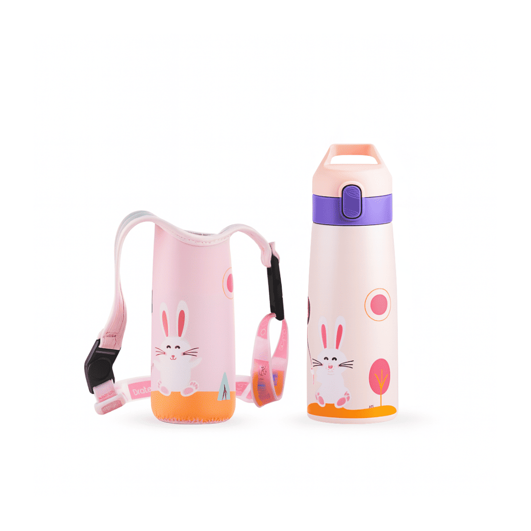Gourde en inox pour enfant Hydra Kids, coloris rose avec motif lapin, accompagnée d’un sac de transport à bandoulière assortie.