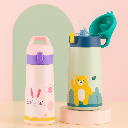 Gourdes isothermes enfant Hydra Kids Inox 500 mL en inox, modèles lapin rose et ours jaune sur fond pastel, avec paille intégrée.