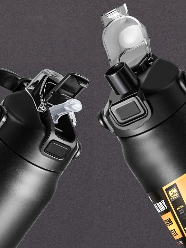 Vue rapprochée du bec verseur et de la paille amovible de la bouteille Hydra Max noire.