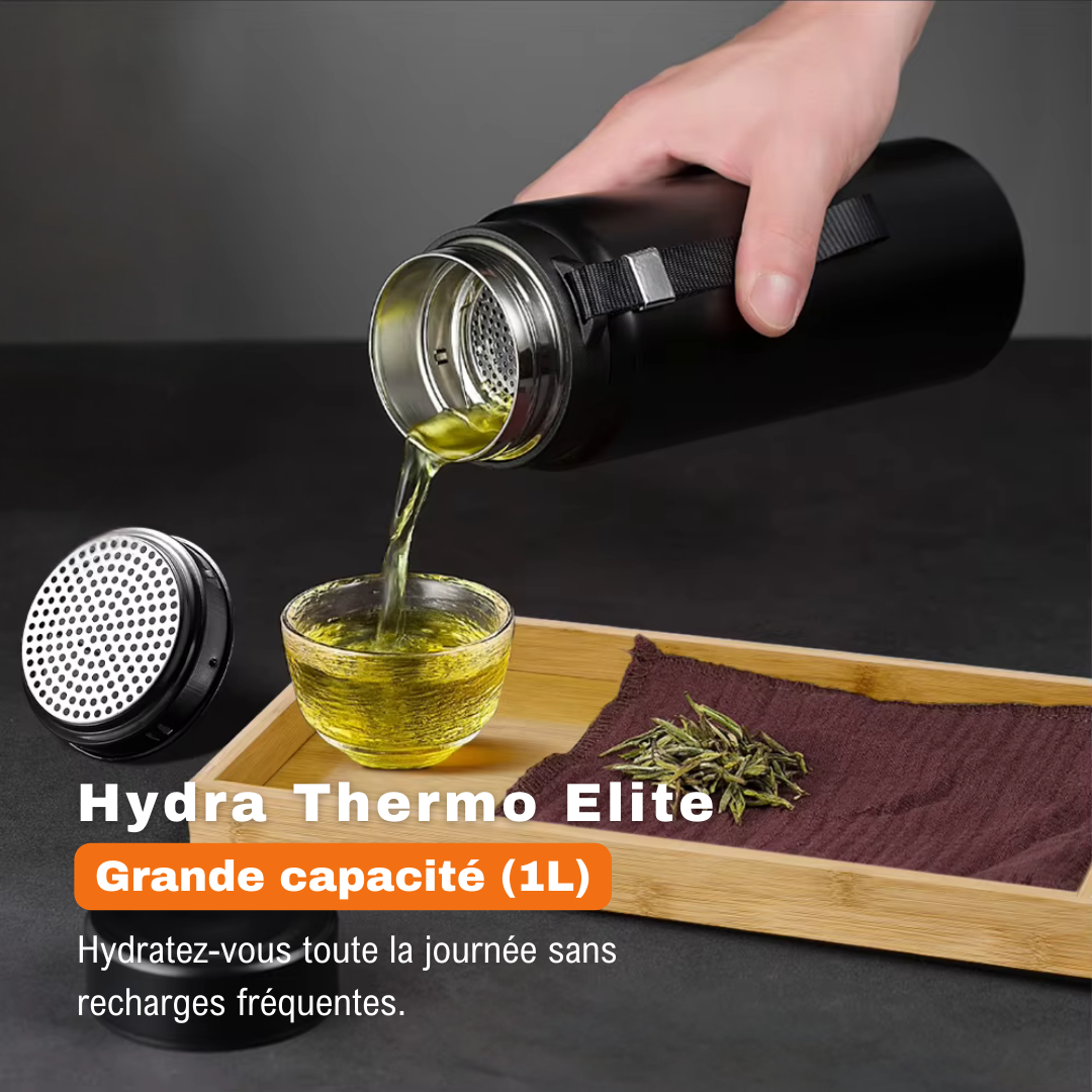 Hydra Thermo Elite noire versant du thé dans une tasse grâce à son filtre intégré.