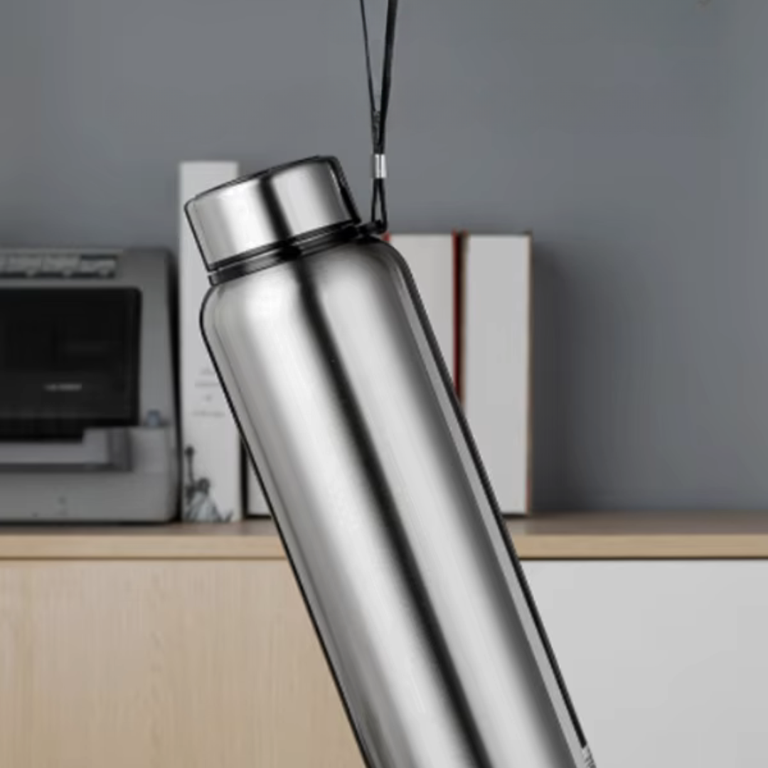 Hydra Thermo Elite en acier inoxydable suspendue par sa lanière, design premium.