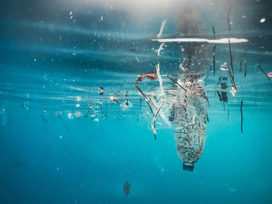 Déchets plastiques sous l’eau, cause de pollution des océans.