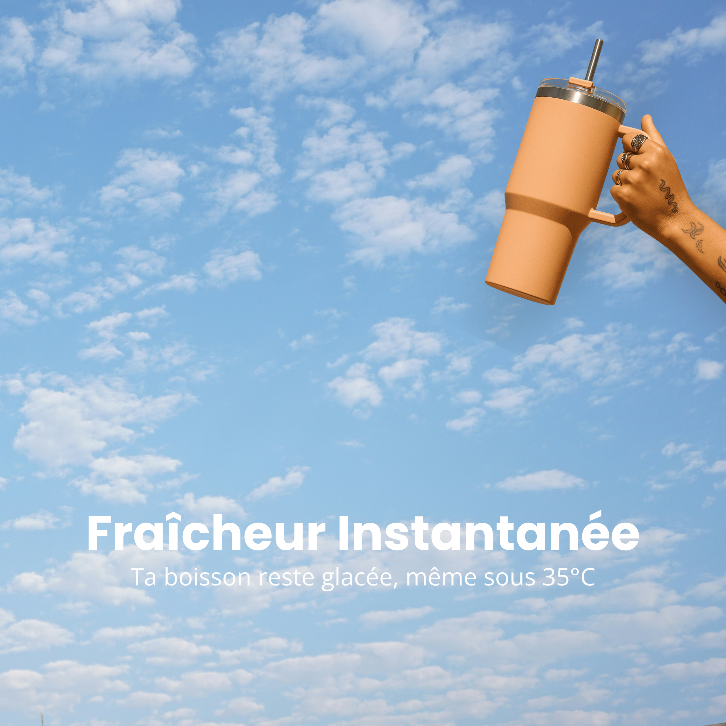 Bannière mobile HydraLunch été avec Travel Cup pêche tenue en main devant un ciel bleu, texte "Fraîcheur Instantanée".