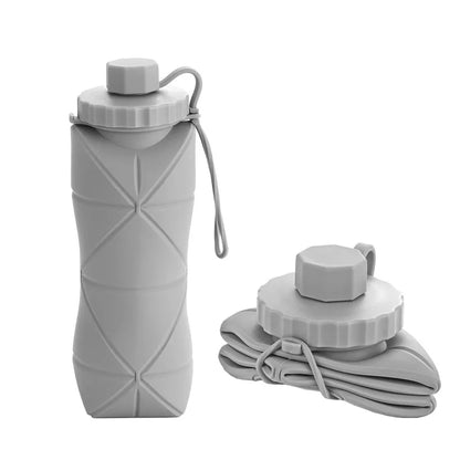 Bouteille Flexi Hydra gris clair, souple et pliable en silicone, illustrée dépliée et repliée, idéale pour optimiser l’espace.