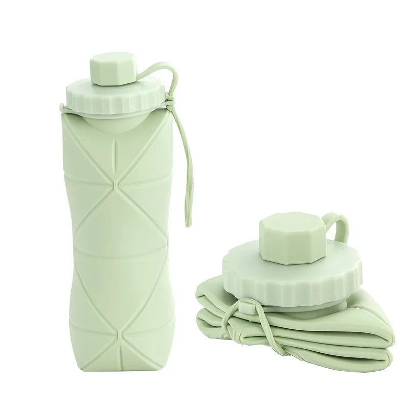 Bouteille Flexi Hydra verte en silicone, pliable et compacte, idéale pour le voyage et le quotidien.
