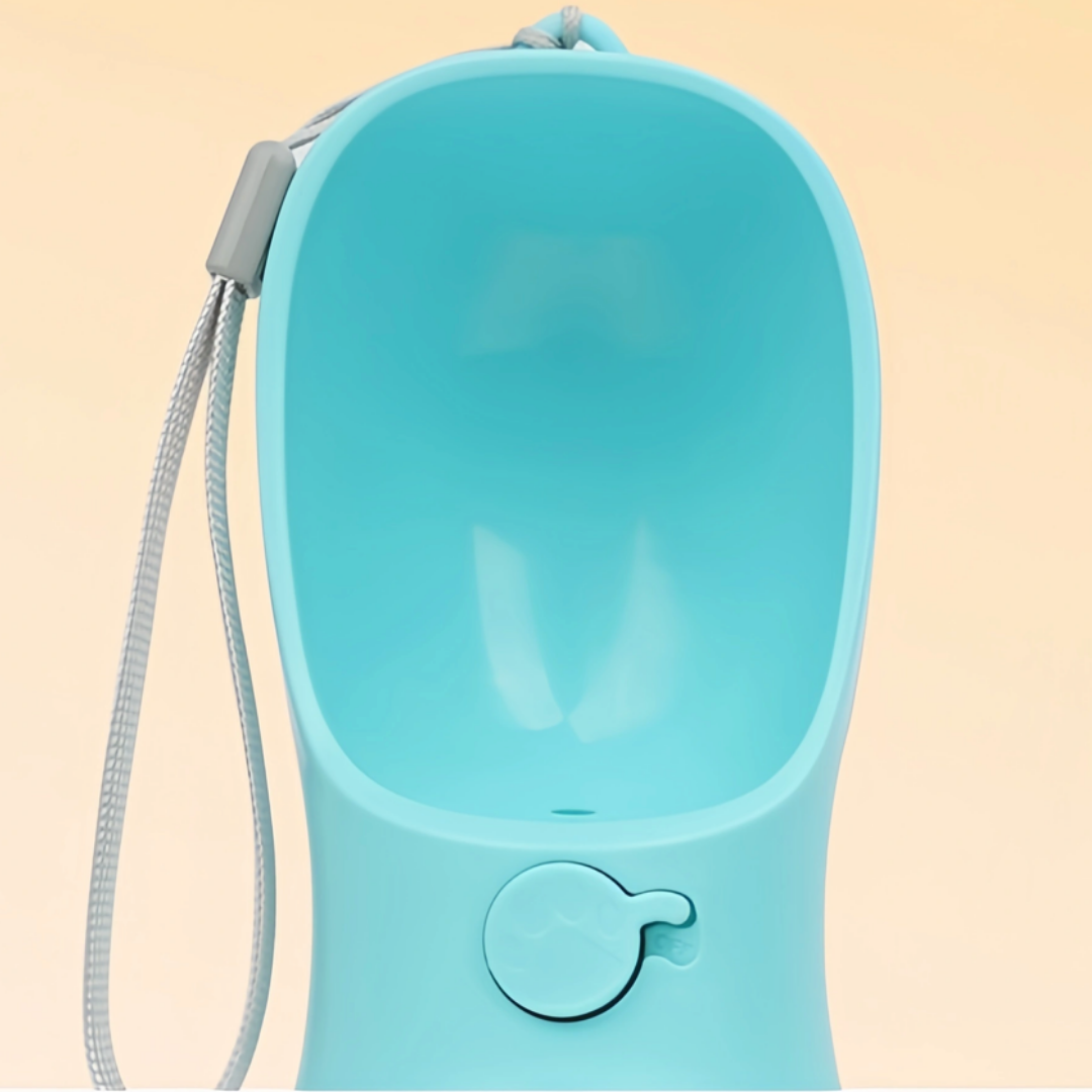 Zoom sur le bol intégré de la gourde Duo Pet, conçu pour l’hydratation des animaux.