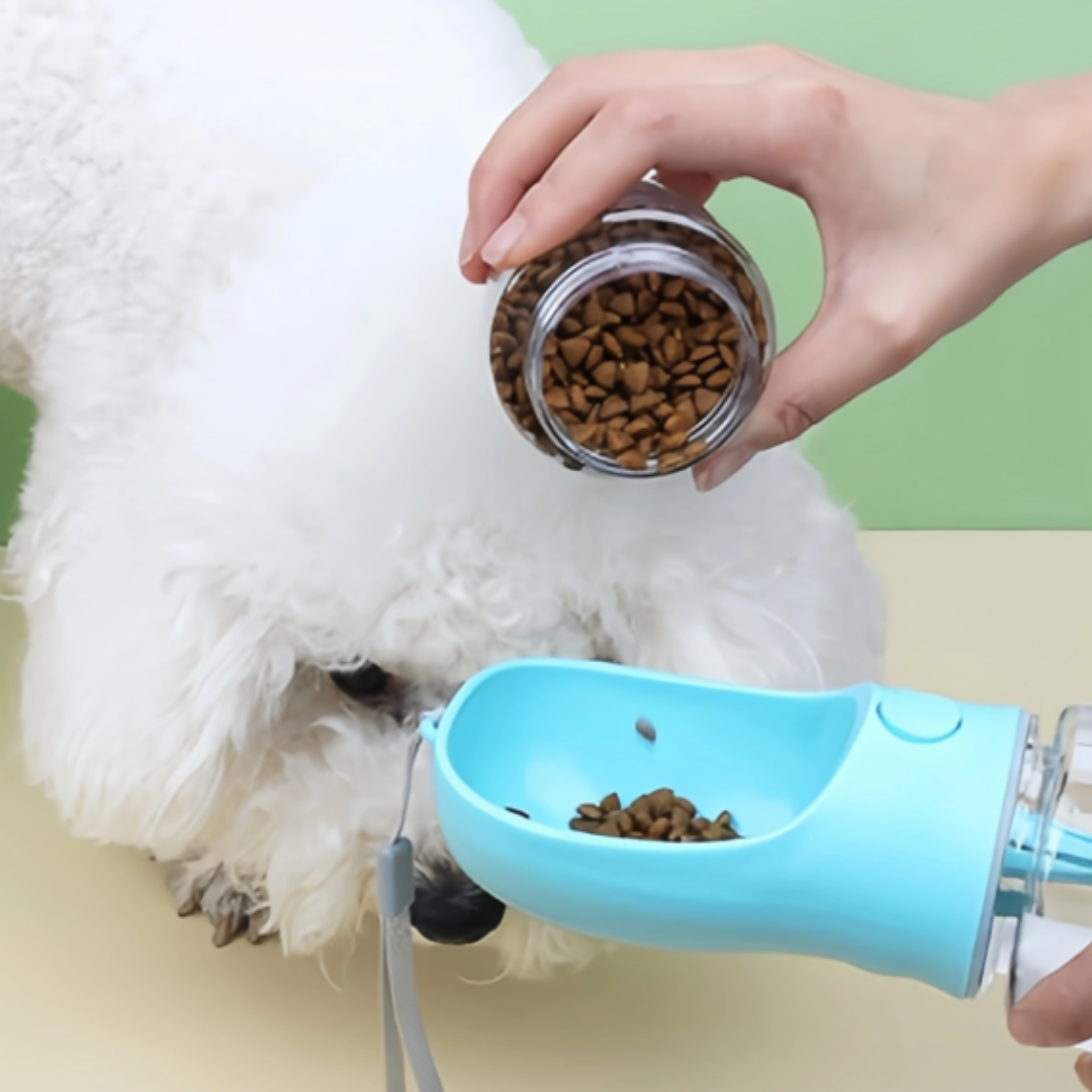 Chien blanc mangeant des croquettes versées dans la Gourde Duo Pet, accessoire pratique 2-en-1 pour animaux.