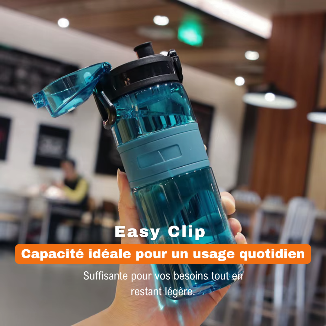 Gourde Easy Clip bleue tenue en main avec couvercle ouvert, idéale pour un usage quotidien.