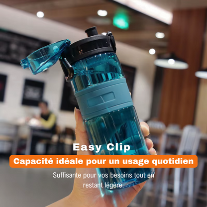 Gourde Easy Clip bleue tenue en main avec couvercle ouvert, idéale pour un usage quotidien.