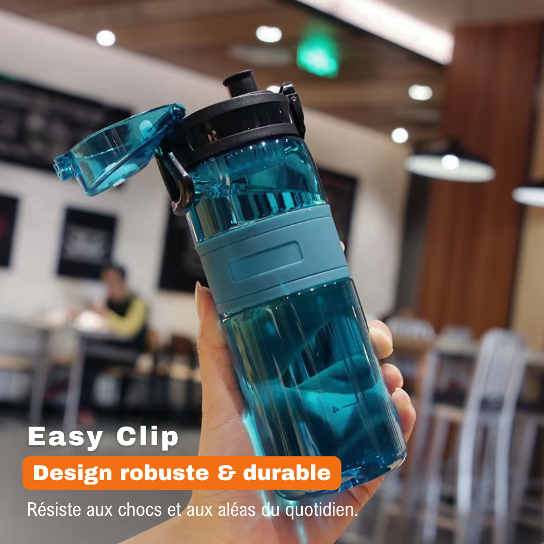 Gourde Easy Clip bleue tenue en main avec couvercle ouvert, au design robuste et durable.