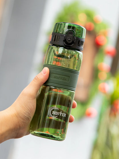 Gourde Easy Clip couleur olive tenue en main avec clip de sécurité et format compact.