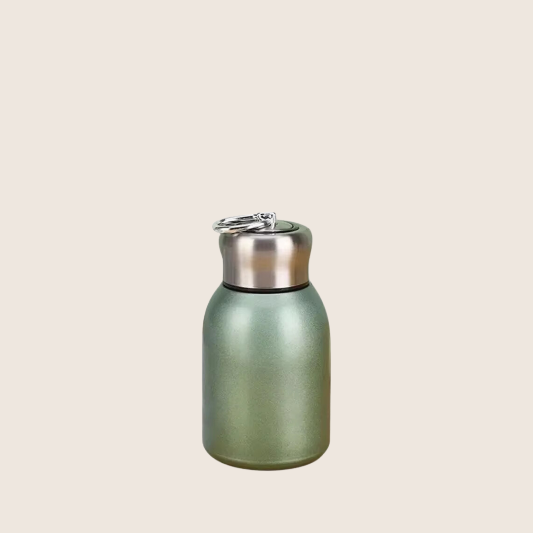 Petite gourde isotherme verte de 300ml avec intérieur en verre et extérieur inox, équipée d’un mousqueton pour un transport facile