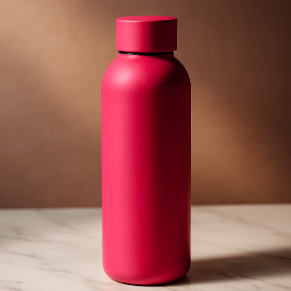 Bouteille isotherme rose HydraLunch de 500 mL posée sur un fond marbré.