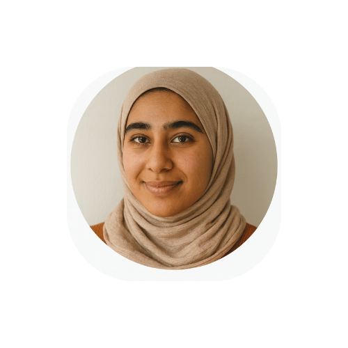 Portrait de Naïma, femme souriante portant un hijab beige, représentante persona HydraLunch.